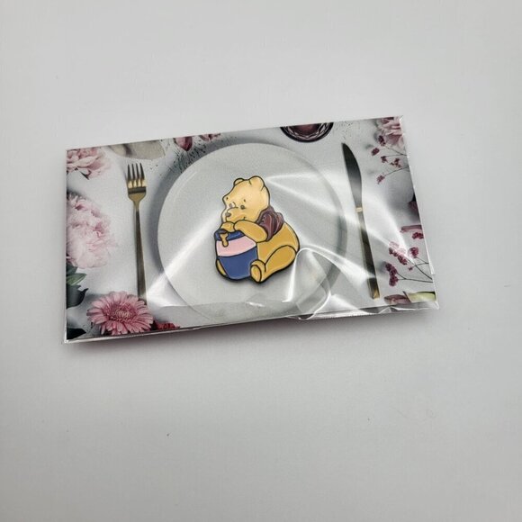 Disney Winnie-the-Pooh eating Honey Brooch/Pin - Picture 5 of 7